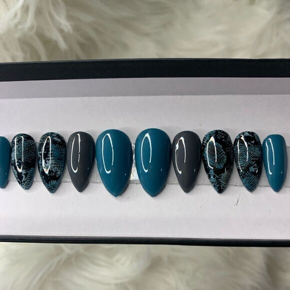 Snake Him An Offer He Can’t Refuse - Picture 3 of 13